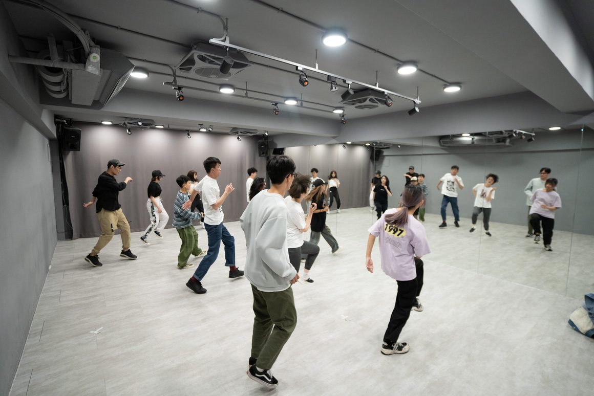 一班學員喺舞室上堂